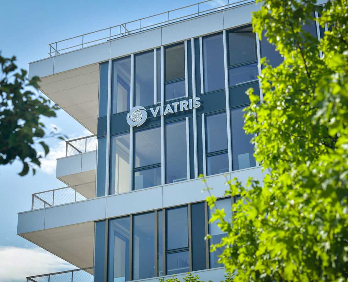 Logo Viatris sur la façade de notre siège à Lyon