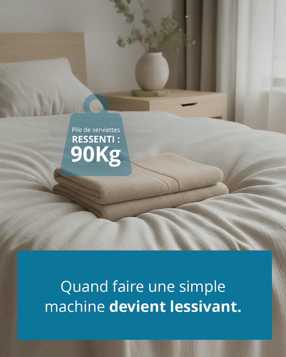Deux serviettes pliées posées sur un lit beige, avec une icône indiquant « Pile de serviettes, ressenti : 90 kg ». Texte en bas : « Quand faire une simple machine devient lessivant.