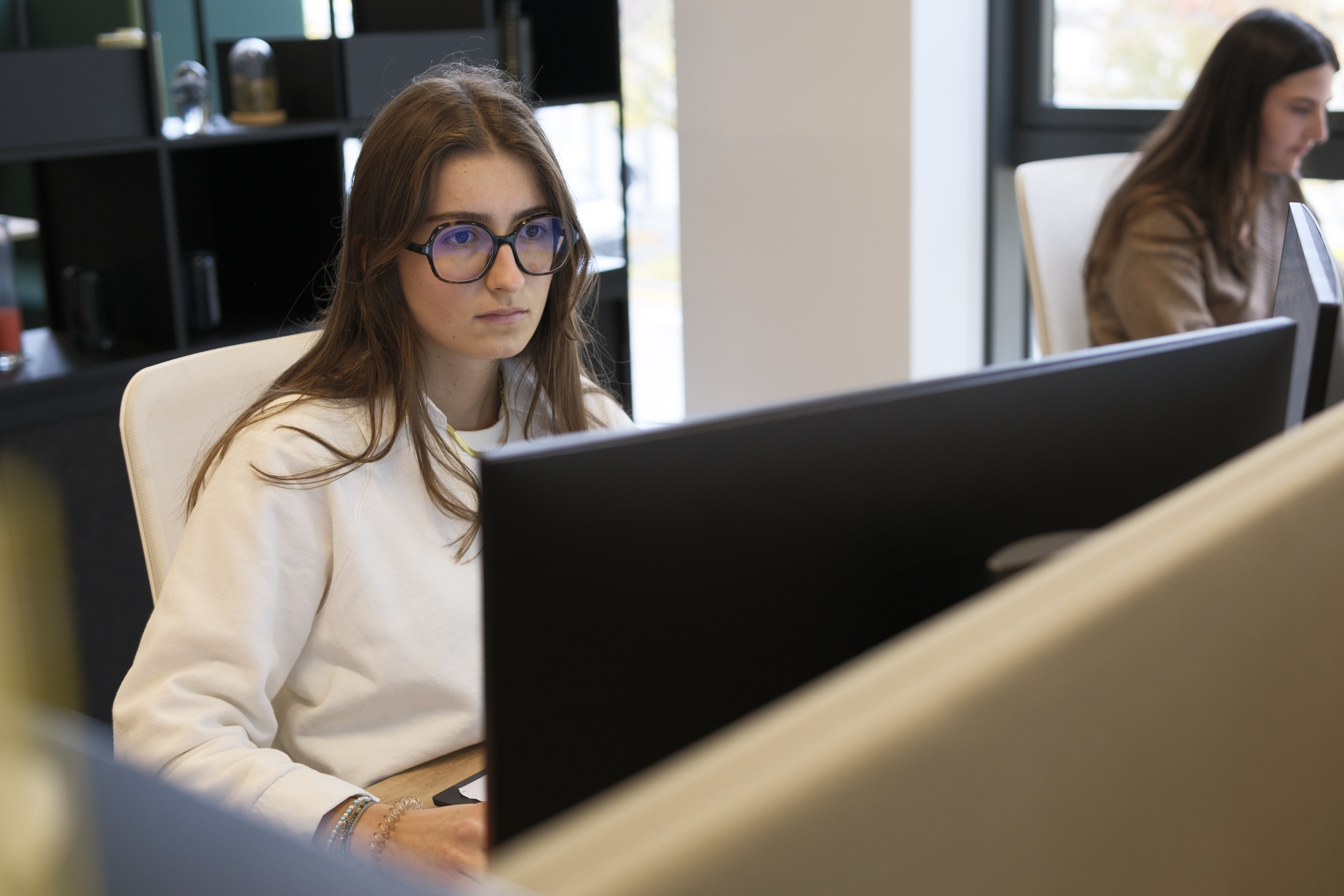 Collaboratrice Viatris concentrée sur son écran d'ordinateur