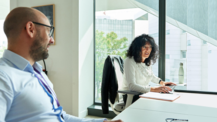 Discussion entre deux collaborateurs Viatris sur notre siège de Lyon