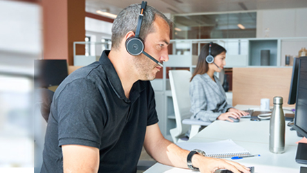 Deux collaborateurs Viatris à leur bureau sur notre site de Lyon