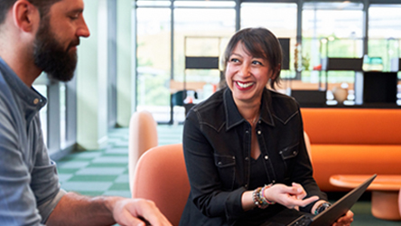 Deux collaborateurs Viatris discutant sur notre site de Lyon