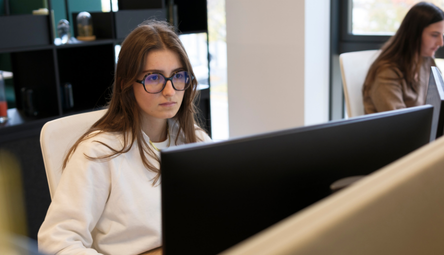 Collaboratrice Viatris concentrée sur son écran d'ordinateur