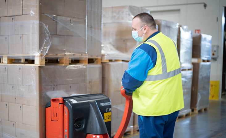 Employe de la logistique fait circuler une palette