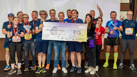 Plusieurs collaborateurs de Viatris sur scène, pour la remise du chèque à l'arrivée du Run in Lyon