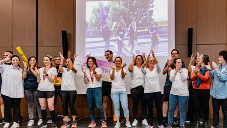 Groupe de collaborateurs Viatris sur scène après le Run in Lyon, avec des personnes de l'Association Petits Princes